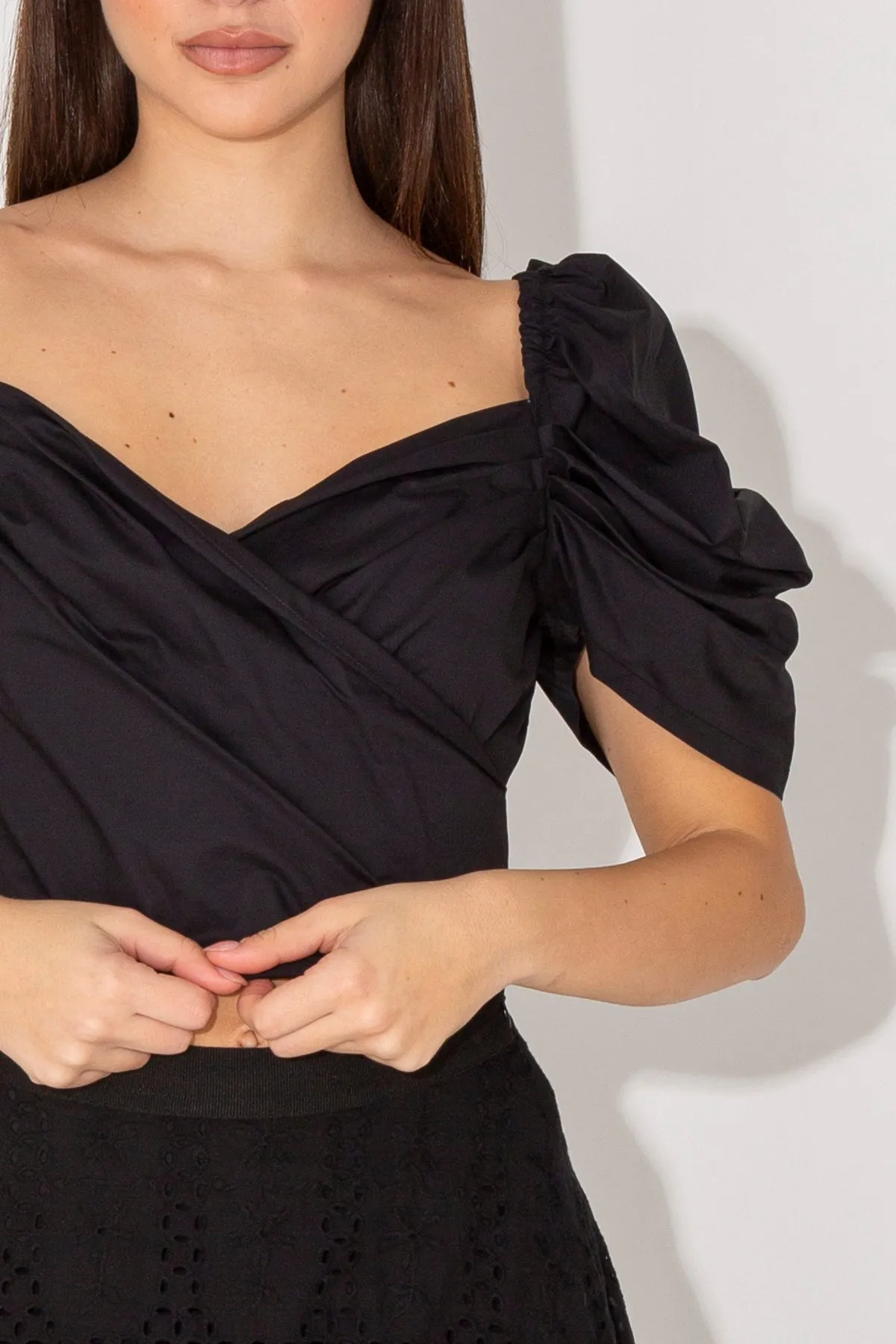 Top crop con spalle a sbuffo